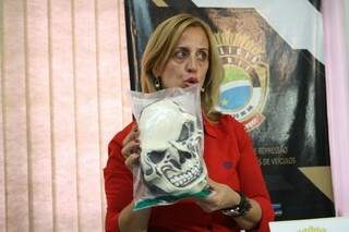 Delegada exibe máscara utilizada por bandido durante assalto (Foto: Marcos Ermínio)