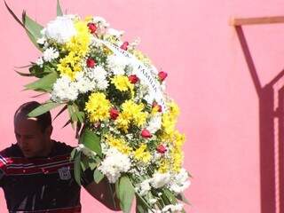Familiares e amigos enviaram 11 coroas para homenagear as irmãs (Foto: Marcos Ermínio)