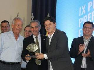 Prefeito Paulo Duarte juntamente com o governador Reinaldo Azambuja e demais autoridades, durante premiação. (Foto: Divulgação/Assessoria Prefeitura de Corumbá)