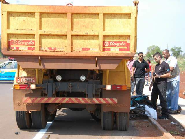  Motorista do caminh&atilde;o que bateu em moto presta esclarecimentos &agrave; pol&iacute;cia