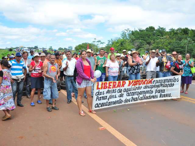  Sem-terra bloqueiam mais uma vez rodovia no sul do Estado