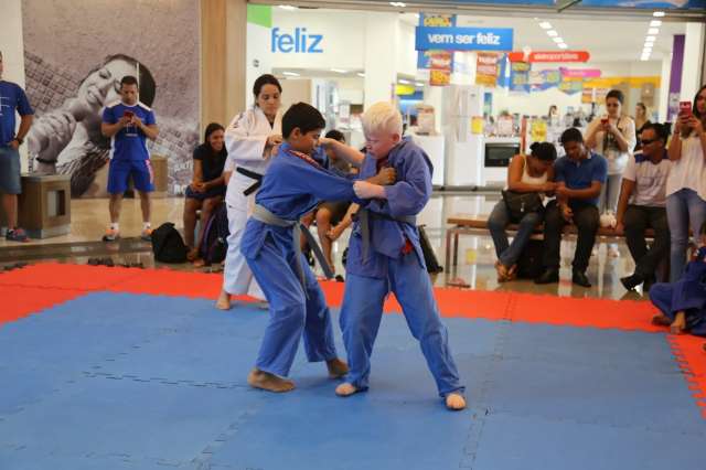 Inclus&atilde;o: crian&ccedil;as cegas participam de competi&ccedil;&atilde;o de jud&ocirc; em shopping 