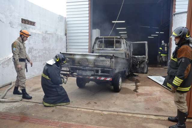Fogo destr&oacute;i ve&iacute;culo que estava em galp&atilde;o de marcenaria