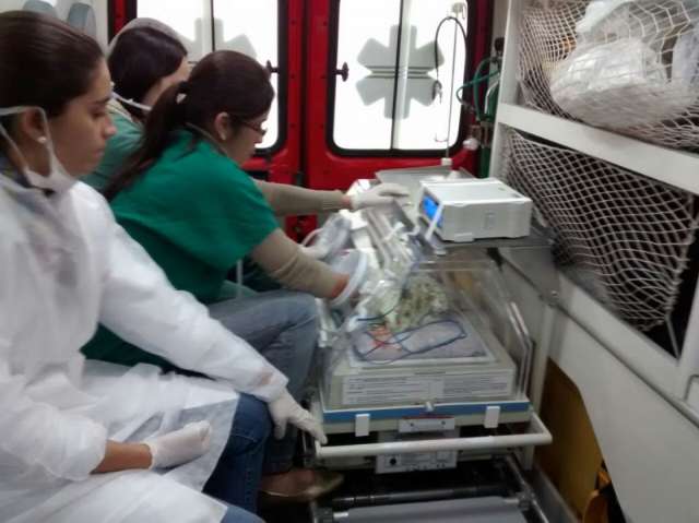 Bombeiros fazem &quot;gambiarra&quot; para transportar rec&eacute;m-nascido at&eacute; a Santa Casa 