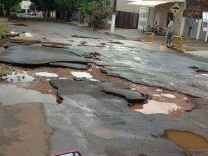 Asfalto fica destru&iacute;do ap&oacute;s chuva e prejudica tr&acirc;nsito na Mata do Jacinto 