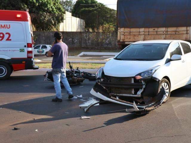 Motorista atravessa avenida no semáforo amarelo e atinge motociclista 