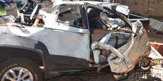 Carro em que viajava douradenses ficou totalmente destruído (Foto:O Divisor)