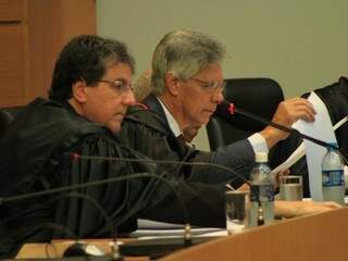 Bonassini [com a folha na mão] foi o desembargador relator da ação contra Olarte (Foto: Marina Pacheco/Arquivo)