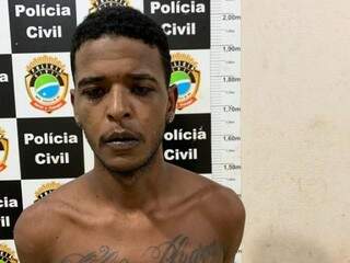 João Paulo já havia aparecido armado em frente ao imóvel onde foi preso. (Foto: Divulgação/Polícia Civil) 