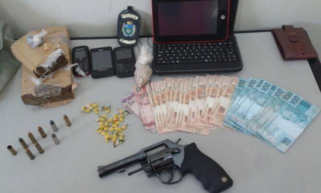 Pol&iacute;cia fecha ponto de venda de drogas comandada por adolescente de 15 anos