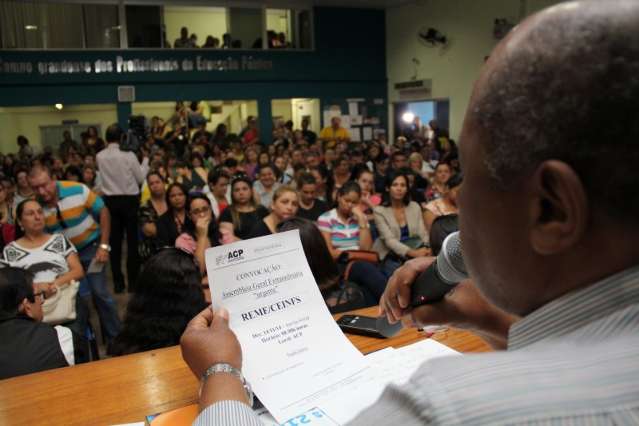 TJ suspende lei do reajuste e manda professor acabar com greve