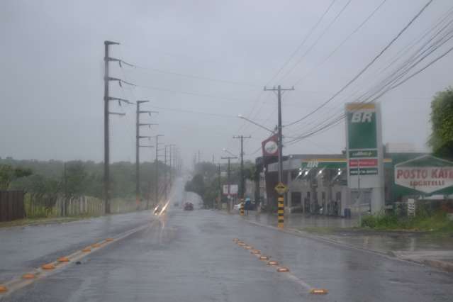 Chuva no in&iacute;cio da tarde derruba temperatura para 23&ordm; C na Capital