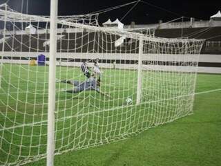 Goleiro Jota se estica, mas não consegue evitar o primeiro gol do Botafogo na partida (Foto: Paulo Francis)