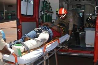O rapaz foi arremessado ao solo sofrendo escoriações pelo corpo e fratura exposta. (Foto: Emerson Dantas/Jornal da Nova)