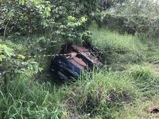 Carro de passeio parou em área de vegetação com as quatro rodas para cima (Foto: Alvorada Informa)