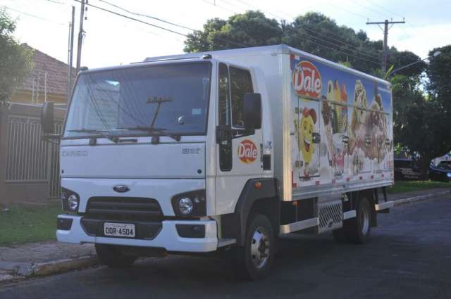 Em 3 motos, 4 ladr&otilde;es interceptam caminh&atilde;o para roubar picol&eacute;s