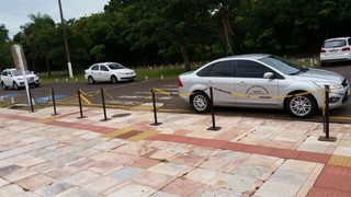 O veículo está estacionado em faixa amarela, o que é proibido segundo o CTB. (Foto: Diretos das Ruas)