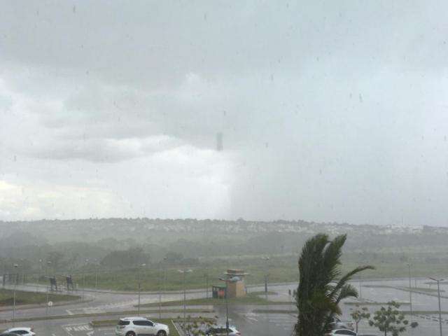 Previs&atilde;o era s&oacute; de sol neste s&aacute;bado, mas temporal surpreende na Capital