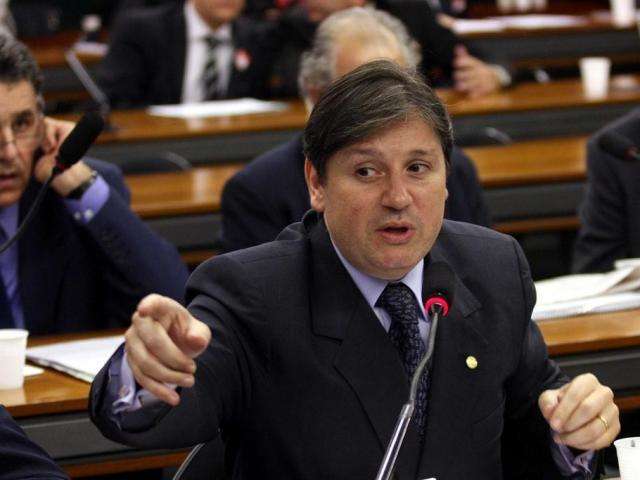 Afastado pelo STF, deputado federal continuar&aacute; com sal&aacute;rio de R$ 33 mil