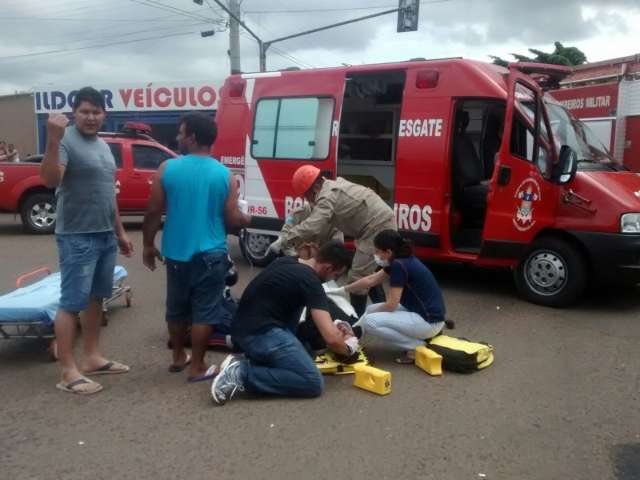 Motociclista atingido por carro que caiu em rio passa por cirurgia na Santa Casa