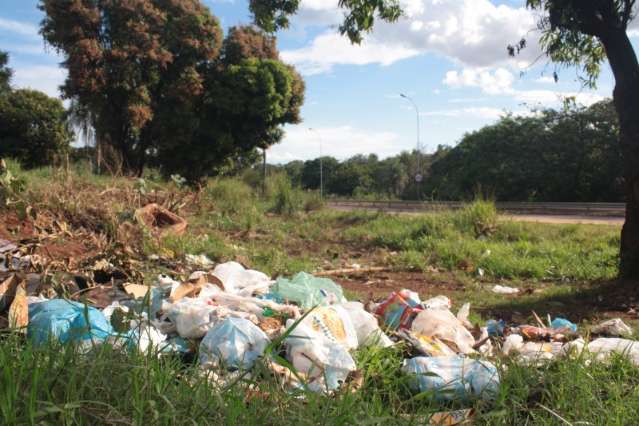 Para se livrar de entulho, moradores jogam at&eacute; carca&ccedil;a de fusca na rua