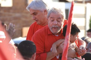 Lula pegou criança no colo no meio da carreata (Foto: Alcides Neto)