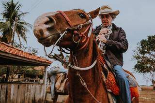 Montar no cavalo faz parte da rotina nos dias de embarque. (Foto: Dick Arruda)