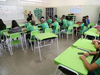 Estudantes assistem aula em uma escola de Campo Grande. (Foto: Marcos Ermínio/Arquivo).