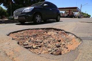 Promotor deu prazo de 10 dias para que prefeitura encaminhe relatório com melhorias já feitas para diminuir os buracos nas ruas da cidade (Foto: Gerson Walber)