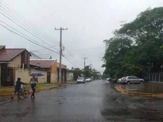 Chove desde a noite desta segunda em Dourados (Foto: Helio de Freitas)