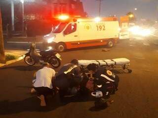 Condutor de moto foi socorrido pelo SAMU e teve fraturas na clavícula e joelho. (Foto: Direto das Ruas)