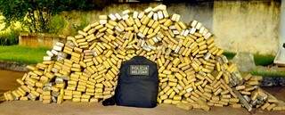 Os policiais encontraram 496 tabletes de maconha pesando 414 quilos na carroceria do veículo (Foto: Ribero Júnior / SiligaNews)