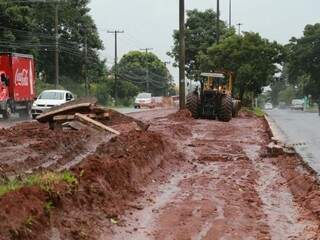 Por conta das chuvas, as obras para o ordenamento do cruzamento da Via Parque com Mato Grosso estão paradas deste ontem (Foto: Alcides Neto)