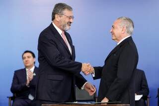 Torquato Jardim com Michel Temer, quando assumiu Ministério da Transparência (Foto: Beto Barata/PR)