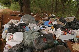 Várias sacolas de lixo foram encontradas em reserva de preservação ambiental. (Foto: Gerson Walber)