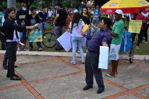 Manifestante contra Bernal distribui adesivos e causa confusão na Praça