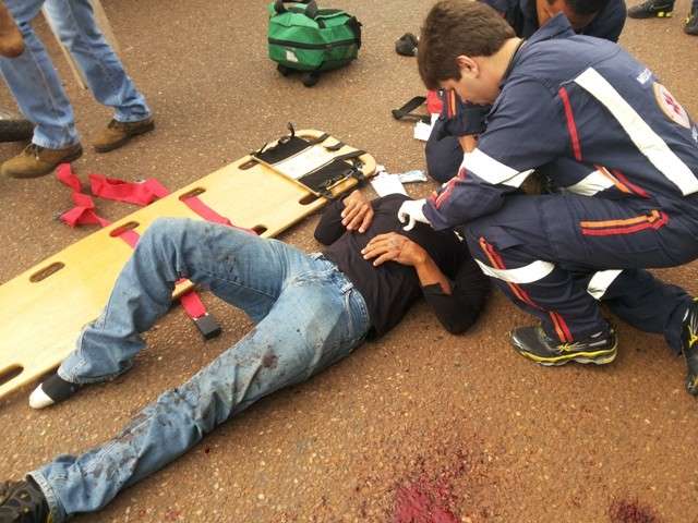 Idoso &eacute; atingido por motociclista e fica em estado grave