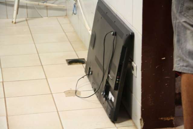 Ladr&atilde;o rouba TV, carrega nas costas e &eacute; preso pelo Batalh&atilde;o de Choque