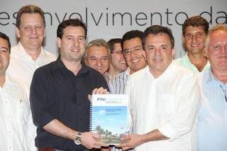 O prefeito Ludimar Novais (à esquerda) e o deputado Vander Loubet seguram nas mãos uma cópia do projeto do parque tecnológico (Foto: Divulgação)