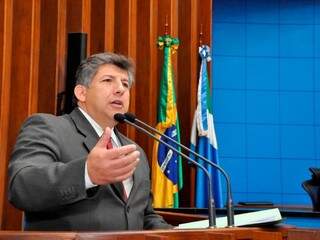 Deputado estadual Lídio Lopes defendendo o projeto durante a sessão (Foto: Luciana Nassar/ALMS)