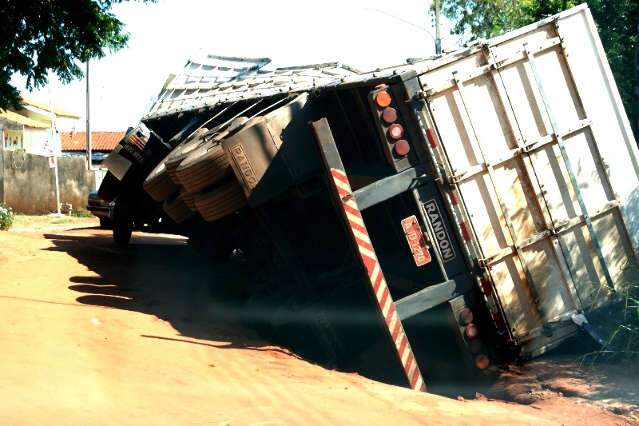  Ap&oacute;s estrago causado por temporal, carreta com f&eacute;cula tomba em Navira&iacute; 