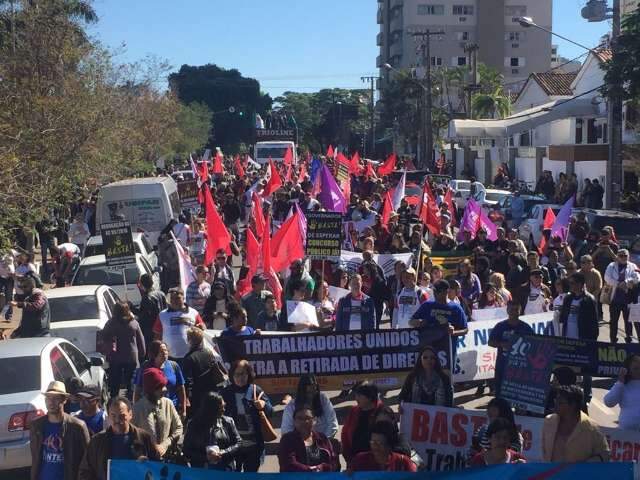Protesto de sindicalistas fecha tr&acirc;nsito no Centro de Campo Grande