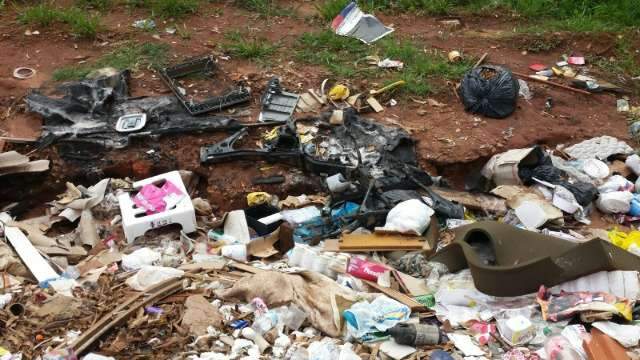 Terreno vira ponto de descarte de lixo e incomoda moradores do Jardim Veraneio