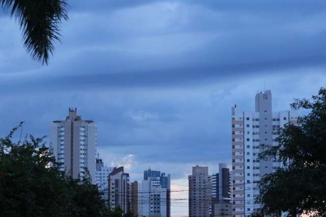 Calor&atilde;o continua, mas tempo volta a ficar inst&aacute;vel e pode chover