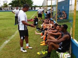 No Operário, o treinador Celso Rodrigues conversou com os jogadores e pediu muita concentração para vencer o Novoperário neste domingo no Morenão (Foto: Operário/Divulgação)