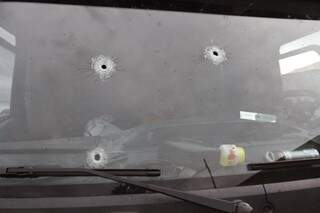 Marcas de tiros no para-brisa do caminhão  (Foto:  Saul Schramm)