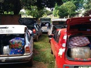 Roupas contrabandeadas estavam distribuídas em cinco veículos (Foto: Divulgação/3ºBPM)