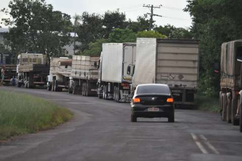 Movimento de caminhoneiros ganha força e bloqueia oito rodovias em MS