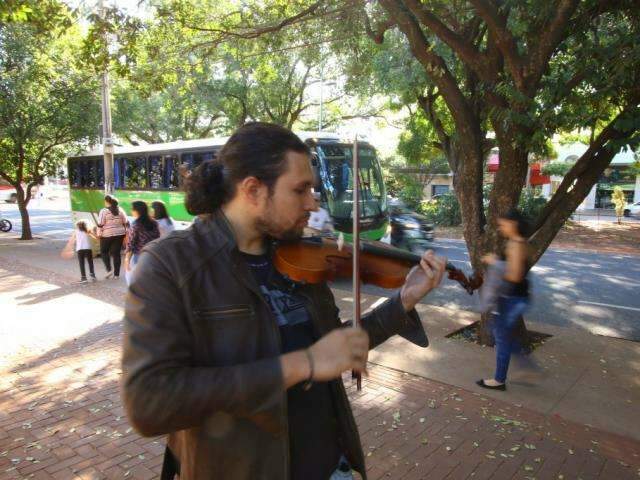 Na barulheira da rua, Ricardo surpreende quem passa com o som do violoncelo