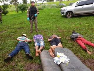 Policial paraguaio vigia quatro presos em local do confronto, nesta manhã (Foto: Capitán Bado.com)